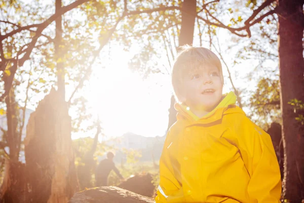 Yaşındaki Parlak Ceketli Mutlu Çocuk Portresi Arka Planda Güneş Işığı — Stok fotoğraf