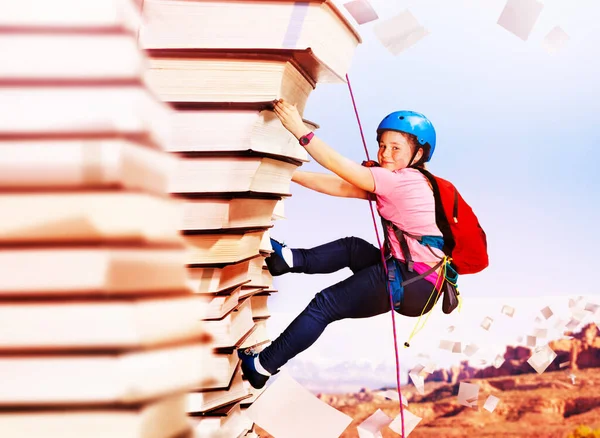 Menina Rock Subir Montanha Livros Educação Escola Carreira Conhecimento Misto — Fotografia de Stock