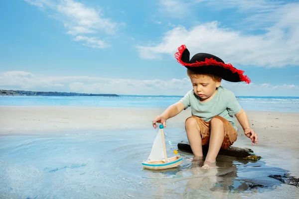 Kleine Piraat Blond Schattig Jongen Spelen Met Een Boot Plas — Stockfoto