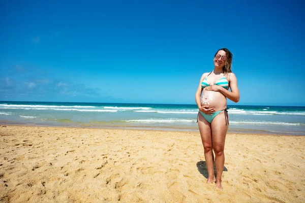 Gravid Kvinna Röra Magen Med Händer Och Sol Dras Solkräm — Stockfoto