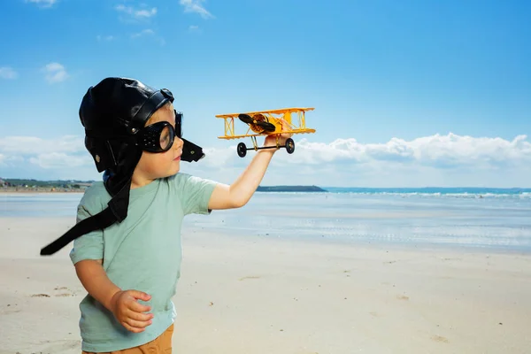Piccolo Ragazzo Serio Giocare Con Giocattolo Modello Aereo Sulla Spiaggia — Foto Stock