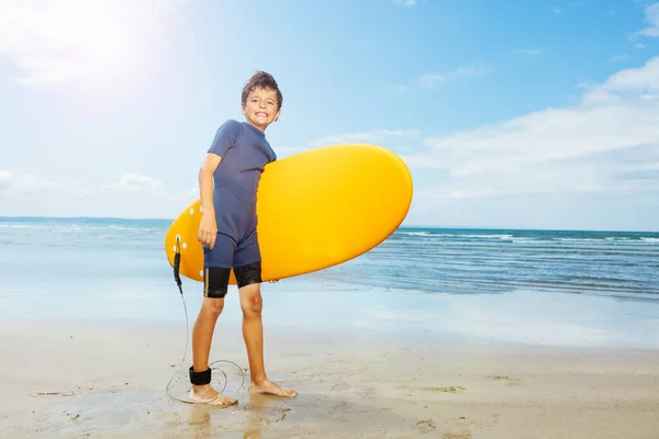 Porträtt Liten Pojke Promenad Med Orange Surfbräda Havet Sand Strand — Stockfoto