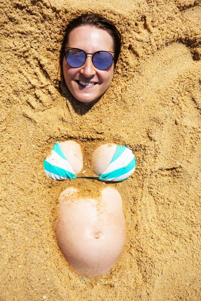 Вагітна Жінка Посміхається Портрет Животом Грудьми Бікіні Закопаному Пісок Пляжі — стокове фото