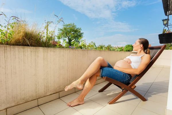 Mujer Embarazada Descansar Silla Sentado Balcón Día Verano —  Fotos de Stock