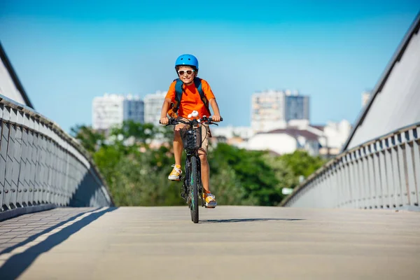 Niño Bicicleta Sobre Puente Carril Bici Con Edificios Ciudad Fondo — Foto de Stock