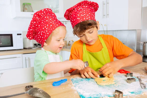 Двоє Щасливих Дітей Брати Вирізали Форми Печива Тіста Кулінарних Шапках — стокове фото