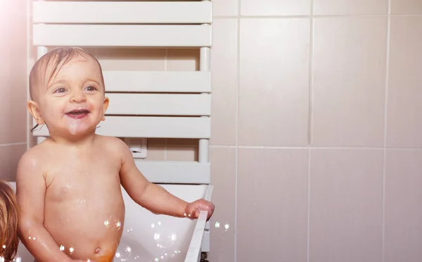 Baby Mädchen Spielen Der Badewanne Mit Seifenblasen Lachen Und Glücklich — Stockfoto