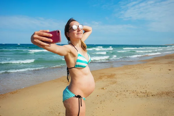 Gravid Kvinna Poserar Och Tar Selfie Med Smartphone Bära Solglasögon — Stockfoto