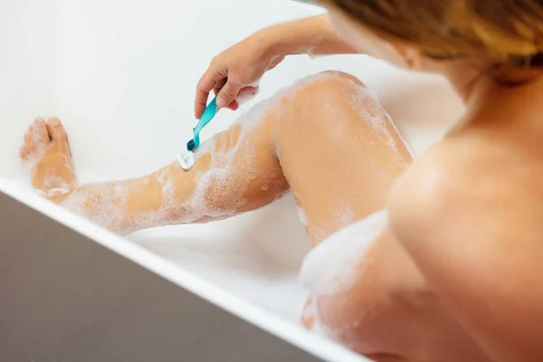 Mujer Afeitar Las Piernas Baño Con Afeitadora Espuma Afeitar — Foto de Stock