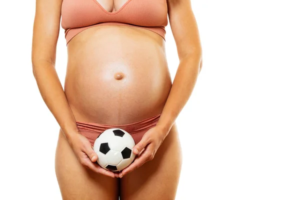 Крупный План Беременной Женщины Держащей Футбольный Мяч Ожидающей Мальчика Стоящего — стоковое фото