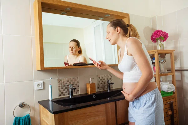 Mujer Embarazada Con Expresión Dolorosa Tocando Vientre Llamando Médico Pie —  Fotos de Stock