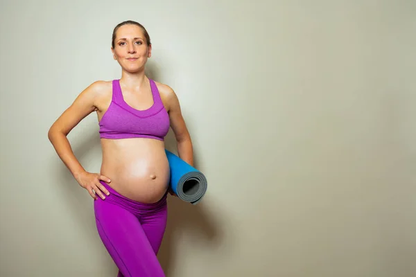 Mujer Embarazada Con Gran Vientre Deporte Ropa Fitness Pie Sonriente — Foto de Stock