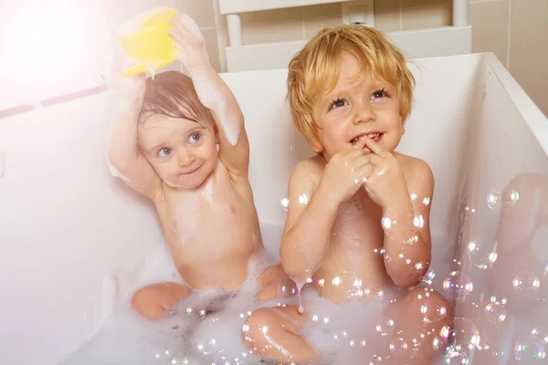 Två Syskon Leker Badet Hemma Tillsammans Med Tvålskum — Stockfoto