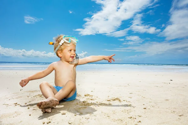 Happy Little Boy Sit Beach Snorkeling Scuba Mask Point Finger — Stock Photo, Image