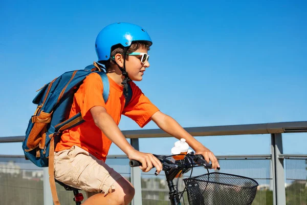 Pojke Rida Cykeln Från Skolan Med Ryggsäck Och Blå Hjälm — Stockfoto