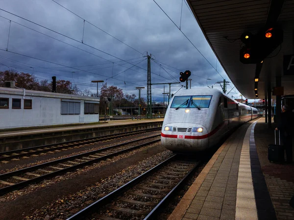 Stuttgart Alemania Dic 2019 Pasajeros Plataforma Con Deutsche Bahn Ice — Foto de Stock
