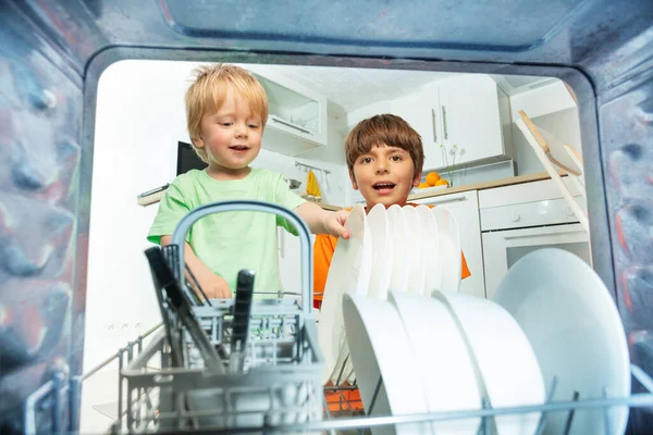 Vista Dall Interno Della Lavastoviglie Due Bambini Felici Prendono Piatti — Foto Stock