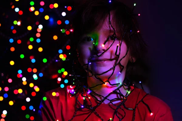 Portrait Rapproché Garçon Avec Guirlande Illuminée Sur Visage Près Arbre — Photo