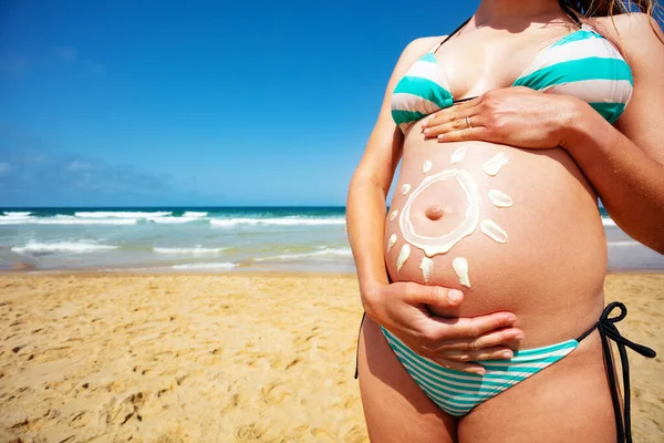 Närbild Solen Ritning Med Solkräm Lotion Cram Gravid Kvinna Mage — Stockfoto