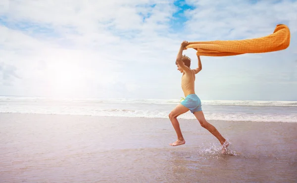 Liten Pojke Kör Med Färgglada Handduk Tyg Stranden Rörelse Dynamisk — Stockfoto