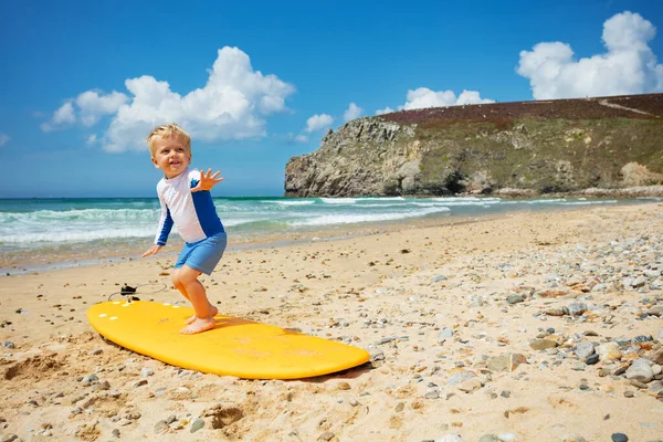 Mały Blond Maluch Już Ćwiczy Pozuje Desce Surfingowej Plaży — Zdjęcie stockowe