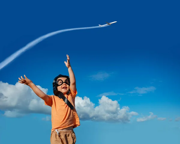 Happy Toddler Boy Aviator Hat Googles Lifted Hands Commercial Jet — Stock Photo, Image