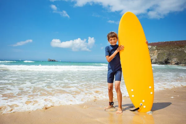 Ritratto Bel Ragazzo Stand Hold Abbraccio Tavola Surf Arancione Onde — Foto Stock
