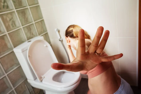 Остановить Пальмовый Жест Беременной Женщины Тошнотой Рвотой Туалете Ванной Комнате — стоковое фото