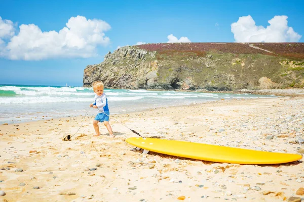 Loira Bonito Criança Menino Praia Stand Puxar Prancha Surf Para — Fotografia de Stock