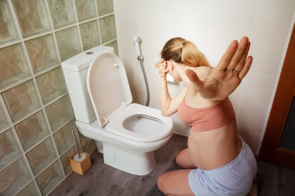 Gravid Kvinna Visar Stopp Palm Gest Kräkningar Toaletten Badrummet Bakåtsikt — Stockfoto