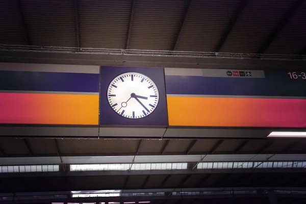 Reloj Colgando Gran Plataforma Estación Tren Bajo Techo — Foto de Stock