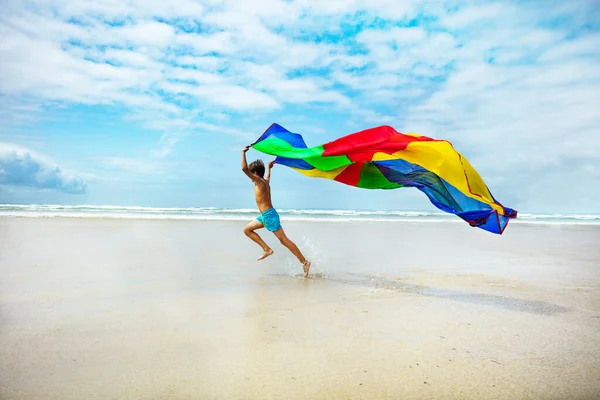 Menino Feliz Correr Com Tecido Paraquedas Colorido Sobre Mar Praia — Fotografia de Stock