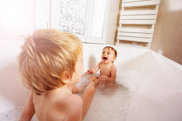Glückliche Kleine Junge Spielen Der Badewanne Mit Schwester Lachen Und — Stockfoto