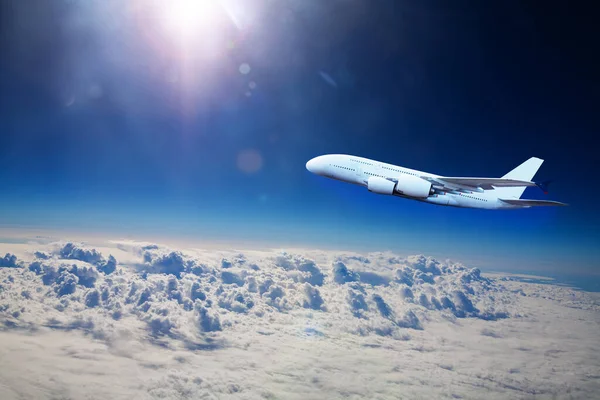 高い高度で側から雲の上を飛ぶ大きなジェット飛行機 — ストック写真