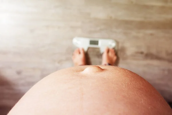 Nahaufnahme Vom Standplatz Einer Schwangeren Frau Auf Einer Gewichtswaage — Stockfoto