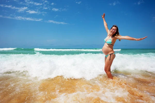 Ung Gravid Kvinna Hoppa Kul Havet Vågor Sommaren Stranden Semester — Stockfoto