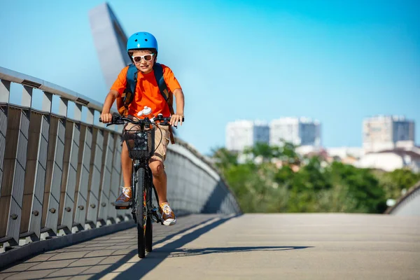 Criança Ciclo Bicicleta Sobre Ponte Ciclovia Com Edifícios Cidade Fundo — Fotografia de Stock