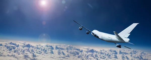 Вид Хвоста Большого Пассажирского Самолета Летящего Небе Большой Высоте — стоковое фото
