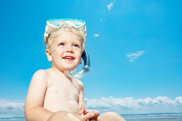 Close Portret Małego Chłopca Siedzieć Plaży Morskiej Maską Nurkowanie — Zdjęcie stockowe