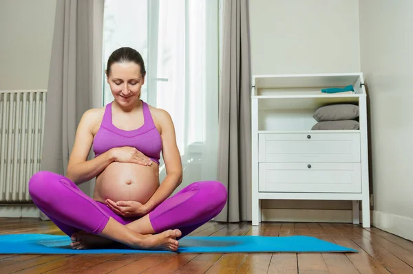 Embarazada Joven Madre Ropa Deportiva Celebrar Gran Vientre Sentarse Yoga — Foto de Stock