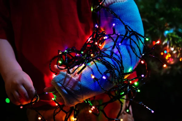 Primer Plano Mano Del Niño Roto Yeso Iluminado Con Guirnalda —  Fotos de Stock