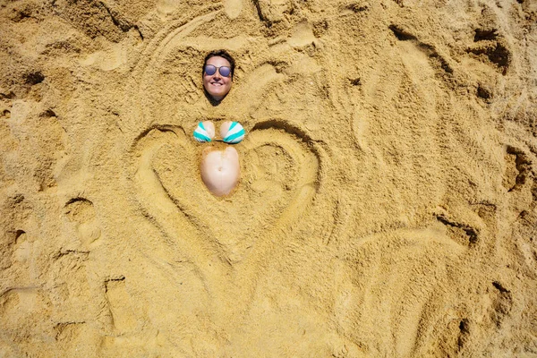 上記から砂のビーチビューで妊娠中のコンセプトと心の形 — ストック写真