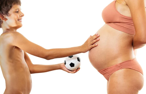 兄の概念をしたい 男の子手とともにサッカーボール近くお母さん大きな妊娠中の腹 — ストック写真