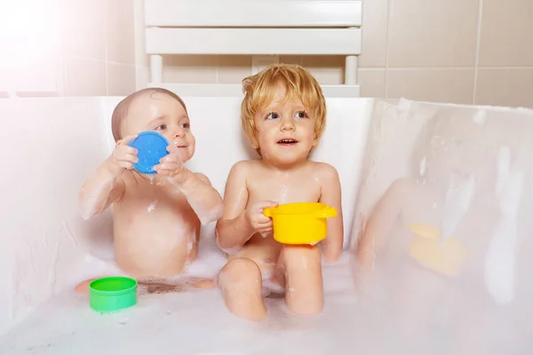 Due Fratelli Giocano Nel Bagno Casa Insieme Secchi Bolle — Foto Stock