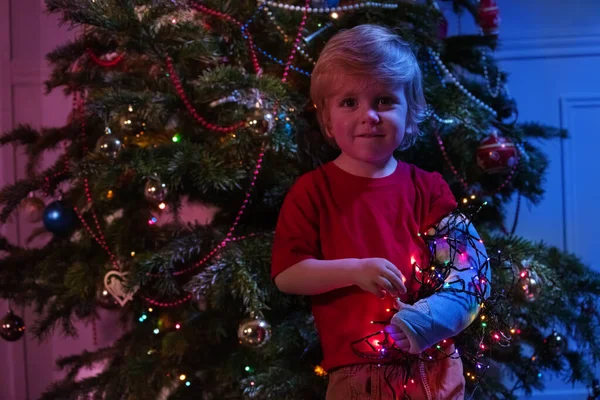 Mão Quebrada Criança Elenco Iluminado Com Guirlanda Perto Árvore Natal — Fotografia de Stock