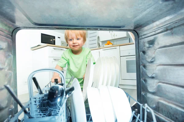 Pequeño Niño Rubio Feliz Tomar Platos Del Lavavajillas Cocina —  Fotos de Stock