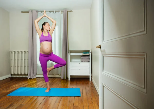 Embarazada Joven Madre Estiramiento Levantando Las Manos Pie Yoga Mat —  Fotos de Stock