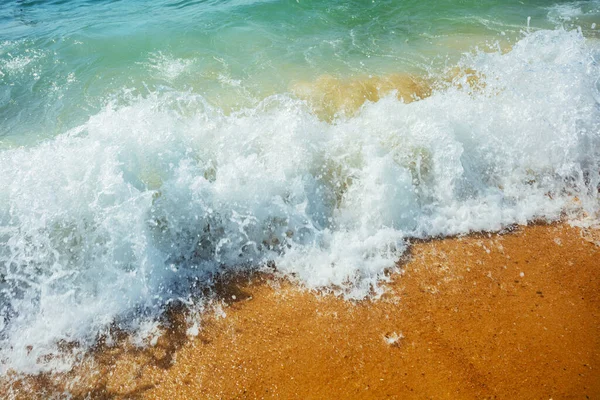 Крупный План Морской Пены Песчаном Пляже Летним Солнечным Светом — стоковое фото