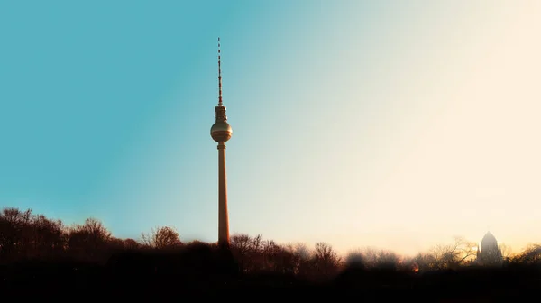 Ηλιοβασίλεμα Στον Ορίζοντα Άποψη Του Πύργου Fernsehturm Στο Κέντρο Του — Φωτογραφία Αρχείου