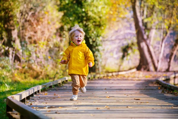 Divertente Anni Ragazzo Indossa Giallo Cappotto Pioggia Brillante Urlando Correndo — Foto Stock